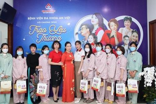 Nghệ sĩ Trà My, NSND Thái Bảo 'Trao yêu thương' đến bệnh nhân tại Bệnh viện An Việt