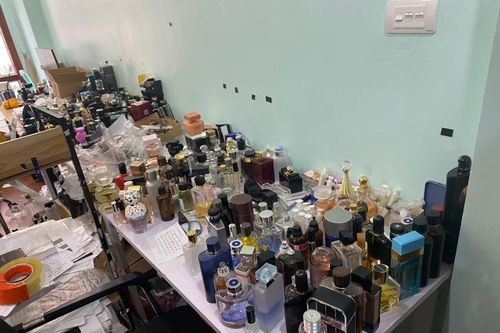 Hà Nội: Phát hiện tụ điểm tập kết hơn 1.000 lọ nước hoa ngoại nghi nhập lậu