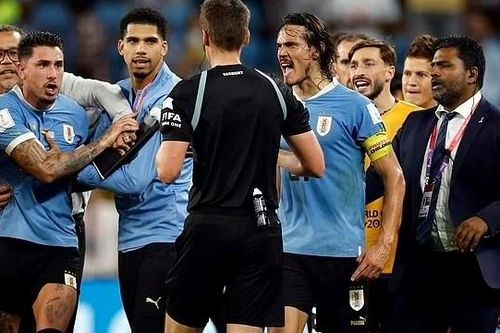 Cavani đấm gục màn hình công nghệ VAR sau khi Uruguay bị loại