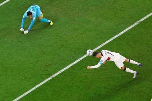 Ronaldo bị ví như hậu vệ Hàn Quốc sau pha bỏ lỡ khó tin