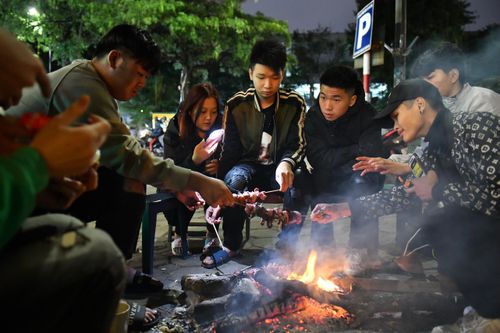 Người Hà Nội đốt lửa sưởi ấm