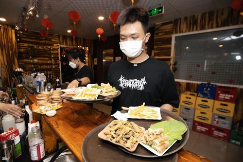 Sinh viên tranh thủ đi làm thêm để tiện xem World Cup