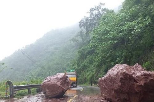 Khắc phục điểm đá lở trên đường Hồ Chí Minh nhánh Tây