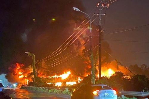 Đà Nẵng: Đang cháy lớn tại kho phế liệu cạnh Quốc lộ 14B