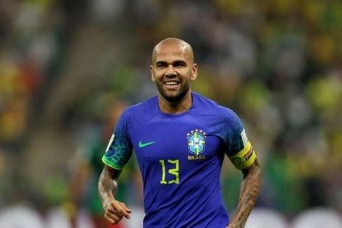 Brazil bại trận trước Cameroon, Daniel Alves vẫn lập nên kỷ lục mới