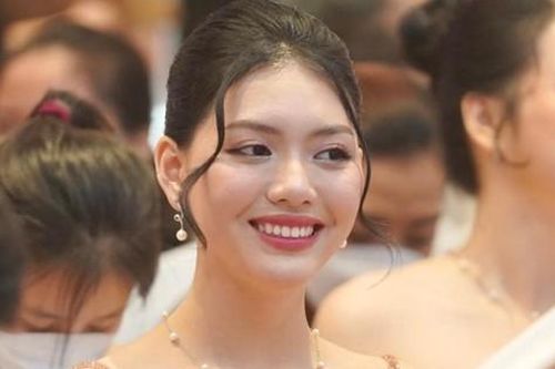 Thí sinh Hoa hậu Việt Nam run khi lần đầu bước lên thảm đỏ