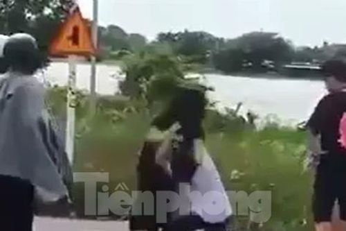 Xác minh clip hai cô gái mặc đồng phục học sinh đánh nhau gây xôn xao