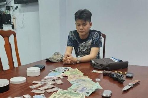 Cảnh sát 'khóa' con hẻm, tóm gọn đối tượng mang súng và ma túy