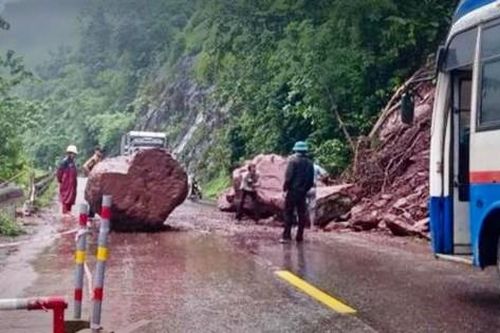Sạt lở đường Hồ Chí Minh đoạn qua Quảng Trị