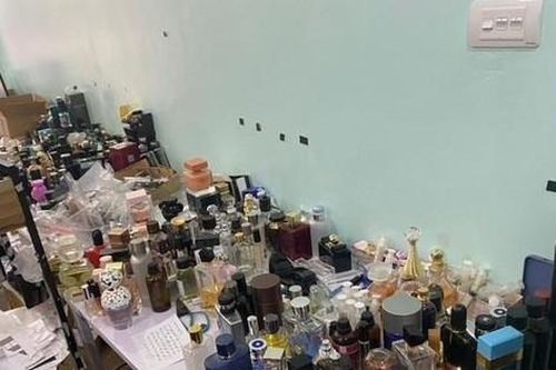 Phát hiện hơn 1.000 lọ nước hoa không rõ nguồn gốc tại căn hộ liền kề
