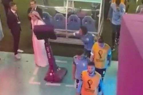Cay cú vì bị loại, Cavani đập màn hình VAR