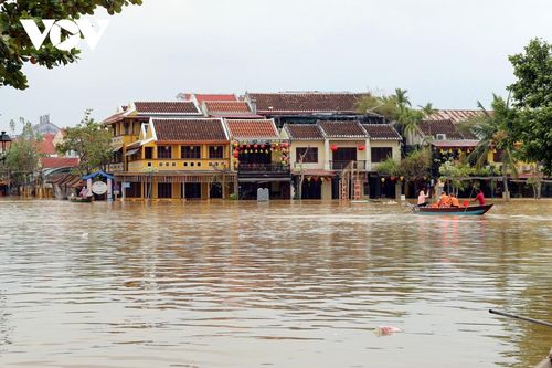 Mưa lớn, khu phố cổ Hội An ngập trong nước