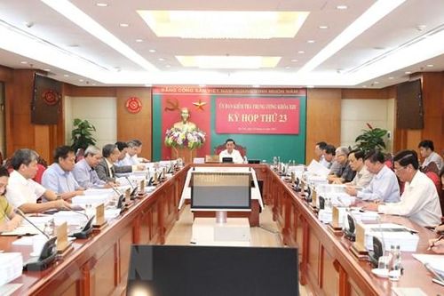 Công tác cán bộ là cái gốc: Vì sao 'lên rồi khó xuống'?