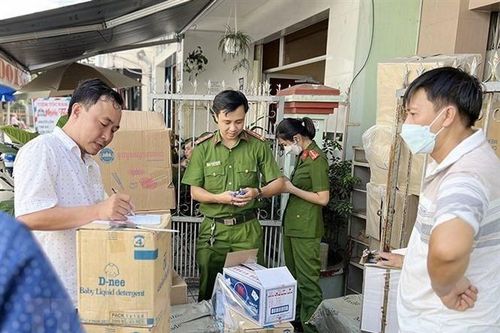 Phát hiện số lượng lớn hàng hóa nhãn hiệu nước ngoài, nghi nhập lậu