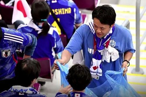 Hình ảnh cổ động viên Nhật Bản dọn sạch khán đài gây ấn tượng mạnh tại World Cup