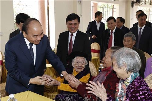 Chủ tịch nước tặng quà cho gia đình chính sách, người có công với cách mạng xã Quỳnh Đôi