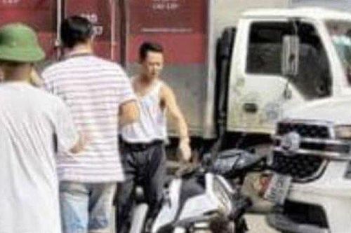 Clip: Phóng xe máy vào đầu ô tô Everest sang đường, tài xế nằm gục