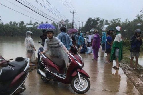 Huế: Tìm tung tích 2 cậu cháu nghi bị nước lũ cuốn mất tích