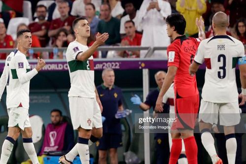 Tiết lộ lý do Ronaldo bực tức khi rời sân, sáng tỏ nghi vấn 'chửi' HLV Santos