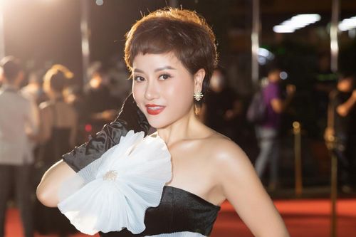 Đóa hoa làng thiết kế Giang Kyo rạng rỡ xuất hiện tại thảm đỏ