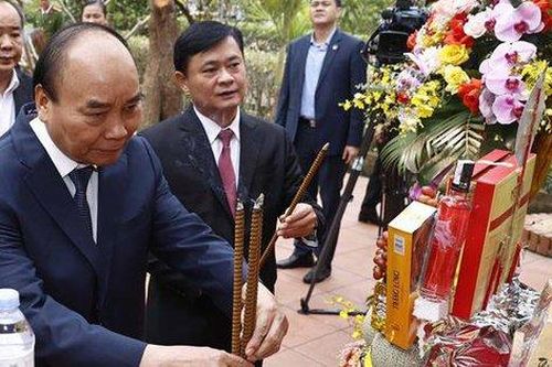 Chủ tịch nước dâng hương tưởng niệm nữ sĩ Hồ Xuân Hương