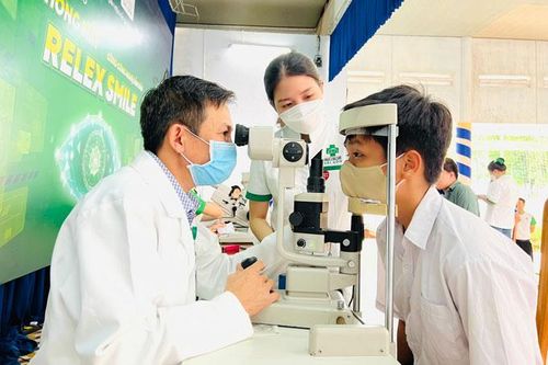 Khám tầm soát khúc xạ học đường cho gần 1.000 học sinh