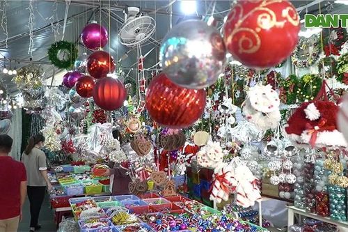 Người dân TPHCM 'tranh thủ' mua sắm đồ trang trí Noel