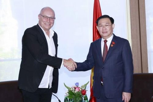 Chủ tịch Quốc hội tiếp Bộ trưởng Ngân khố Victoria và các tập đoàn lớn
