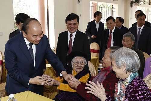 Chủ tịch nước tặng quà cho gia đình chính sách, có công ở xã Quỳnh Đôi