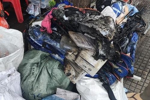 Trên đường đi công tác phát hiện đám cháy, cán bộ Công an lao vào dập lửa