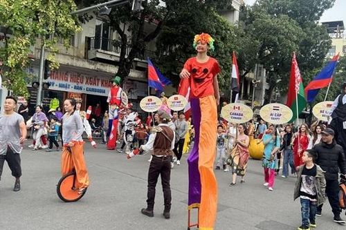Hơn 100 nghệ sĩ xiếc trong nước và quốc tế biểu diễn xuất sắc bên hồ Gươm