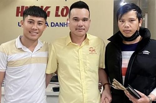 Tài xế và phụ xe trả lại gần 200 triệu đồng cho khách để quên