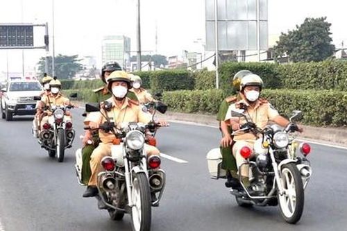 Công an quận 12 ra quân xử lý vi phạm về kinh doanh vận tải hành khách