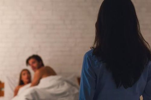 Phản ứng gây bức xúc của gã chồng bị vợ bắt quả tang ở nhà người tình trong tình trạng 'thiếu vải'