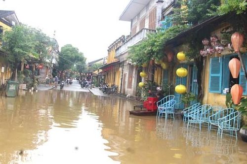 Mưa lớn gây ngập một số tuyến đường ở TP Hội An