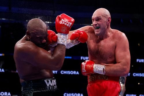 Tyson Fury knock-out kẻ thách đấu để giữ đai WBC