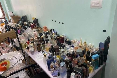 Phát hiện hơn 1.000 lọ nước hoa không rõ nguồn gốc tại căn hộ liền kề
