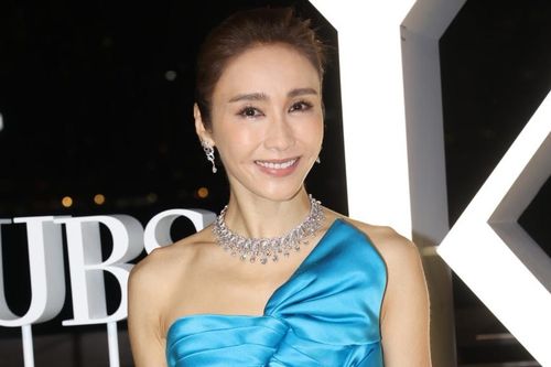 Lê Tư tái xuất sau thời gian phải ngồi xe lăn