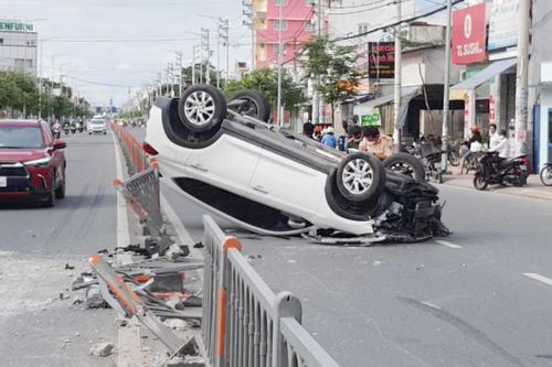 Ôtô 5 chỗ lật ngửa sau tai nạn ở TP.HCM