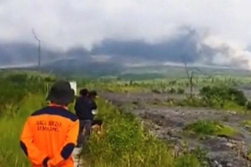 Indonesia nâng cảnh báo núi lửa lên mức cao nhất