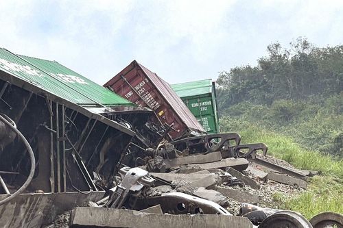 Nổ lớn làm lật tàu chở hàng ở miền nam Thái Lan