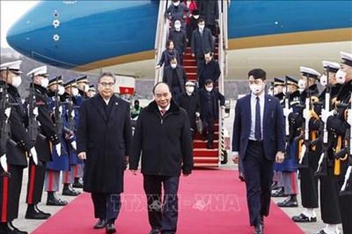 Chủ tịch nước Nguyễn Xuân Phúc đến Seoul, bắt đầu thăm cấp nhà nước tới Hàn Quốc