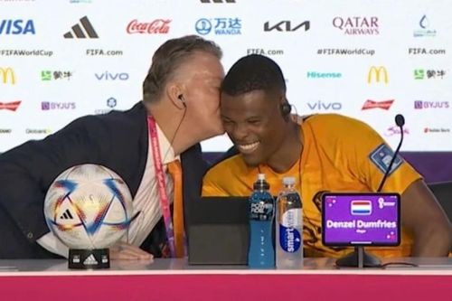 Van Gaal hôn trò cưng Dumfries ngay trong họp báo