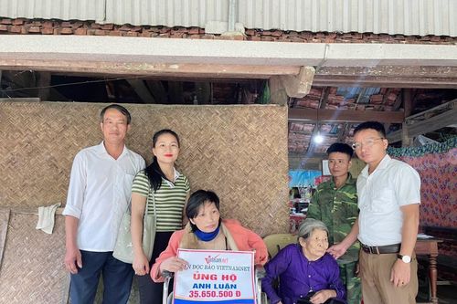 Trao hơn 35 triệu đồng tới người phụ nữ bị liệt nửa người ở Hà Tĩnh