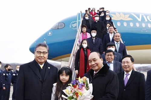 Chủ tịch nước Nguyễn Xuân Phúc tới Hàn Quốc