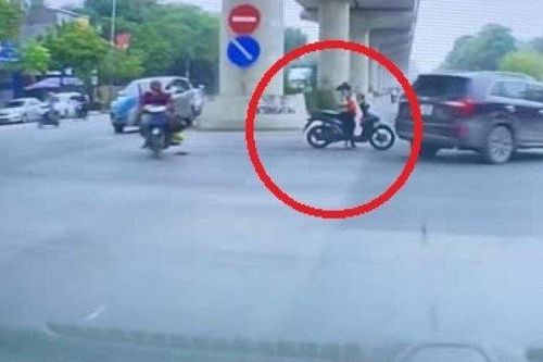 Clip: Nữ tài xế gây sốc với hành động dừng xe giữa đường