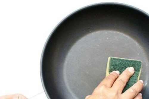 Một vết xước nhỏ trên chảo chống dính giải phóng 9.100 hạt vi nhựa