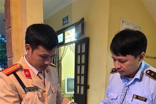 Hà Nội: Phát hiện xe tải chở số lượng lớn mứt, kẹo không rõ nguồn gốc