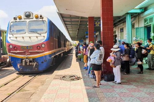 Khuyến cáo người dân cẩn trọng khi mua vé tàu Tết