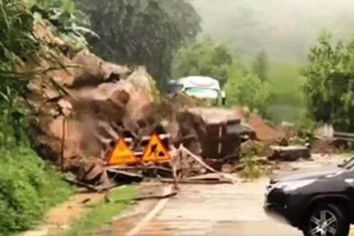 Mưa lớn gây ngập sâu và sạt lở đất tại Trung bộ